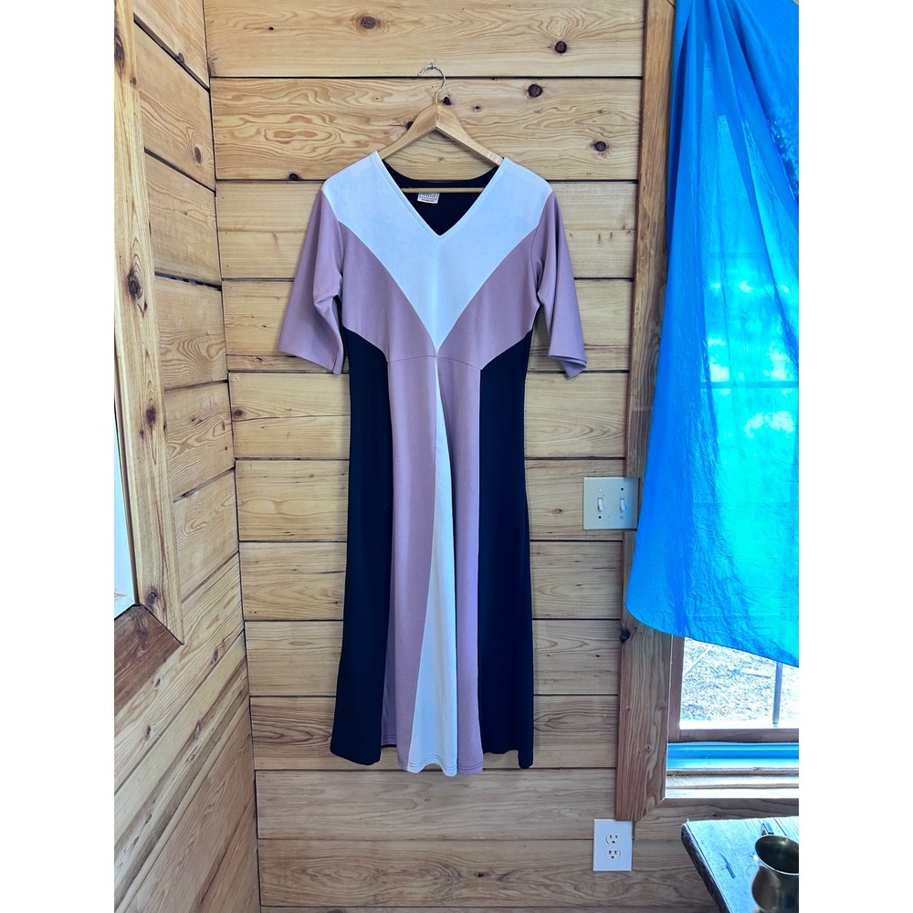 V-Neck Colorblock Midi Dress in Mauve, Black & Cream